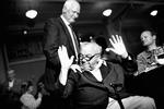Tidligere statsminister Anker Jørgensen ved hans 85 års fødselsdagsreception på Arbejdermuseet. Her med Svend Auken i baggrunden. Arkivfoto. MIRIAM DALSGAARD /POLFOTO