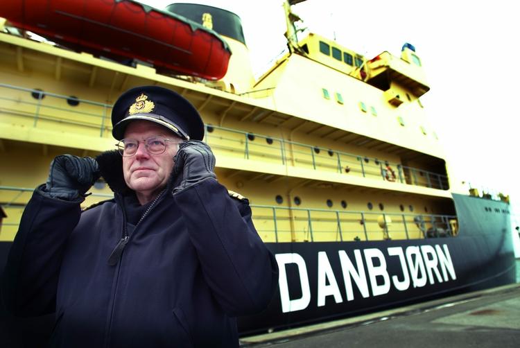 Isbrydning. Danbjørn er blandt de statsisbrydere, hvis rolle nu skal tages op til overvejelse. Her er skibet lynskudt med kommandørkaptajn Chris Sørensen på kajen. (arkivfoto) Foto: ERIK KRAGH