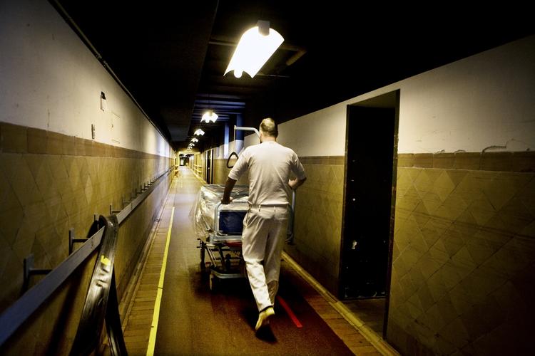 Pårørende. Nære pårørende skal have ret til at kende deres afdøde slægtninges dødsomstændigheder, siger Ombudsmanden. (arkivfoto) 