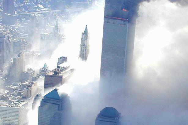 Billederne viser angrebet på tvillingetårnene set fra luften. 