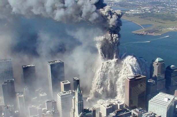 Et af tvillingertårnene styrter sammen. 