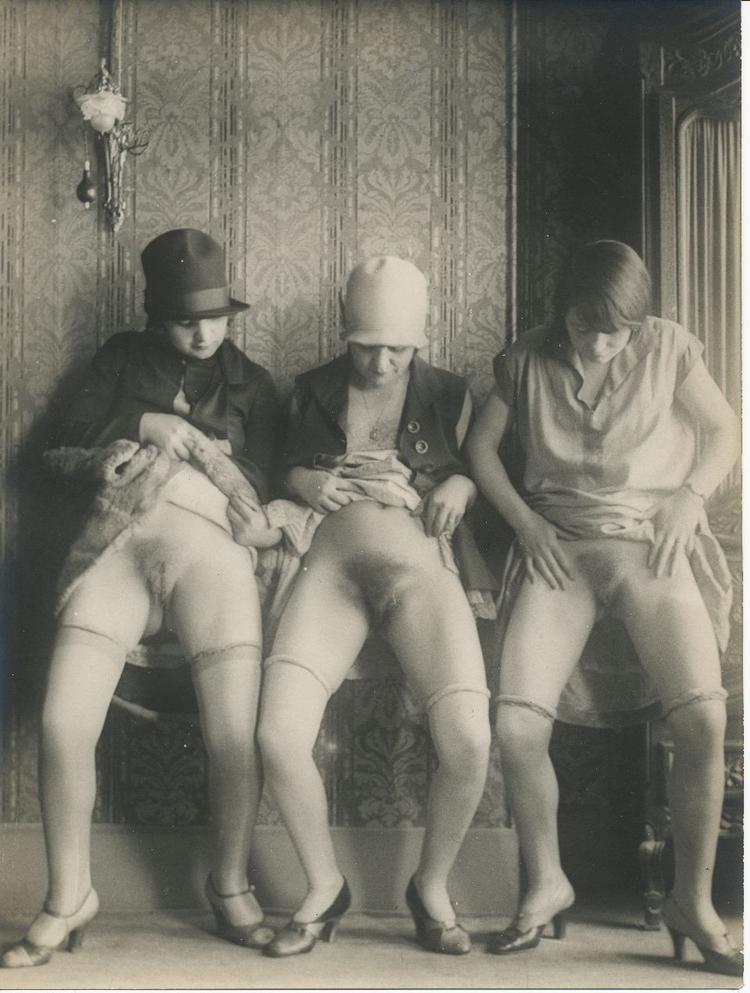 Måtte. Tre kvinder sammenligner deres hårpragt, fotograferet af den franske fotograf Monsieur X, cirka år 1930. Galerie Eros/Monsieur X