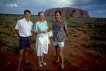 Februar 1987. Dronning Margrethe og Prins Henrik på officielt besøg i Australien. Her en udflugt til Ayer's Rock sammen med Prins Joachim, der på det tidspunkt arbejdede på en australsk farm. 