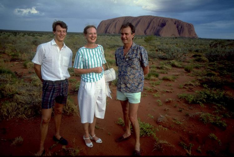 Februar 1987. Dronning Margrethe og Prins Henrik på officielt besøg i Australien. Her en udflugt til Ayer's Rock sammen med Prins Joachim, der på det tidspunkt arbejdede på en australsk farm. 