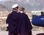 Dronningen støtter sig til Prins Henrik, da han følger hende til Flådens helikopter. Dronningen måtte rejse hjem med et dårligt knæ under et besøg på Grønland 