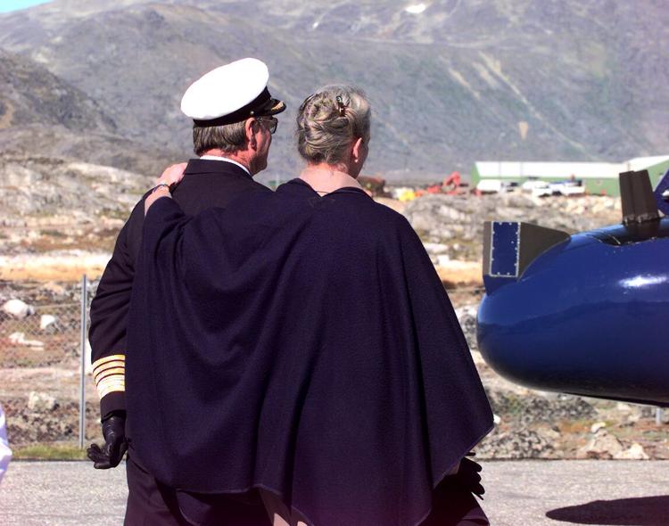 Dronningen støtter sig til Prins Henrik, da han følger hende til Flådens helikopter. Dronningen måtte rejse hjem med et dårligt knæ under et besøg på Grønland 
