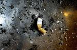 Selv rygerne synes, det står skidt til. Tre ud af fire danskere og dermed også en stor del af rygerne selv mener, at cigaretskod har en negativ påvirkning på et sted. MARTIN ZAKORA/POLFOTO