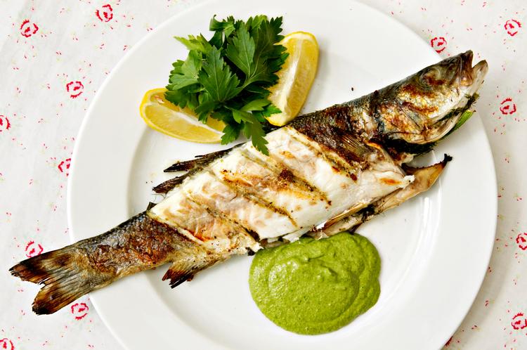 Let mad. Her ses Loup au fenoil - grillet fisk med sauce verte og fennikel. Foto: Jacob Ehrbahn