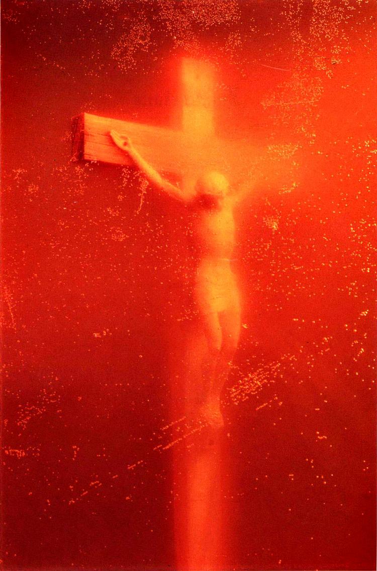 Skudlinjen. Kunstneren Andres Serranos værk 'Piss Christ' fra 1987 er et fotografi af et krucifiks nedsænket i en tank fyldt med en orange-gullig væske. Foto: Viggo Landau og Lars Movin