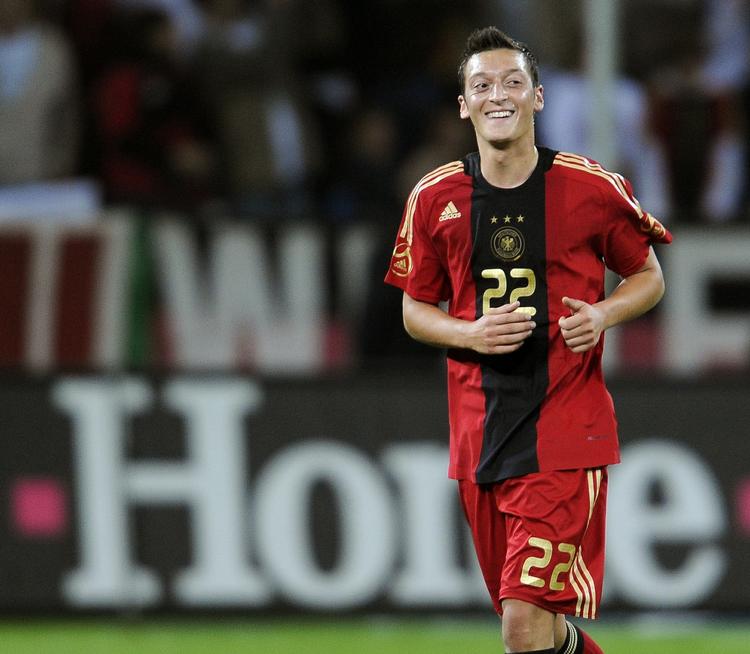 Så glad var han engang i den tyske landsholdtrøje, Mesut Özil, der her smiler efter en scoring mod Sydafrika. Nu er det slut med landsholdet og ham. ACHIM SCHEIDEMANN/DPA