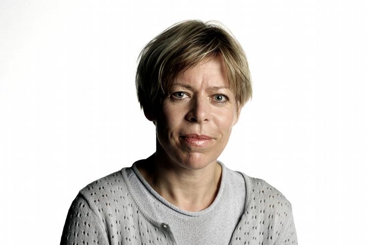 Teater. Monna Dithmer, mag, art. i litteraturvidenskab KU, teaterredaktør på Politiken siden 1994, anmelder ved Information 1989-93.  JACOB EHRBAHN/POLFOTO