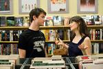 Summerflirt.  Summer (Zooey Deschanel) insisterer på kun at være venner med Tom (Joseph Gordon-Levitt). Sammen har de 500 dage med musik, sex, sjov, smerte og skuffelser i en uortodoks romantisk komedie i bedste ’Juno’-stil. Foto: SF Film Foto: SF Film