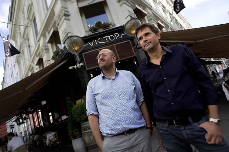 1980'erne. Forfatterne Simon  Pasternak (tv.) og Christian Dorph foran Café Victor, der som andre af årtiets  kulturelle og politiske fænomener spiller en rolle i bogen. Arkivfoto Finn Frandsen