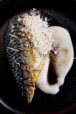 Makrel, der ristes af på panden, udvikler en nøddeagtig smag, som fungerer utroligt godt med mandler, det brunede smør og de purerede hvide bønner. Bønnerne må gerne være helt udkogte, når de skal pureres. Foto: Jacob Ehrbahn