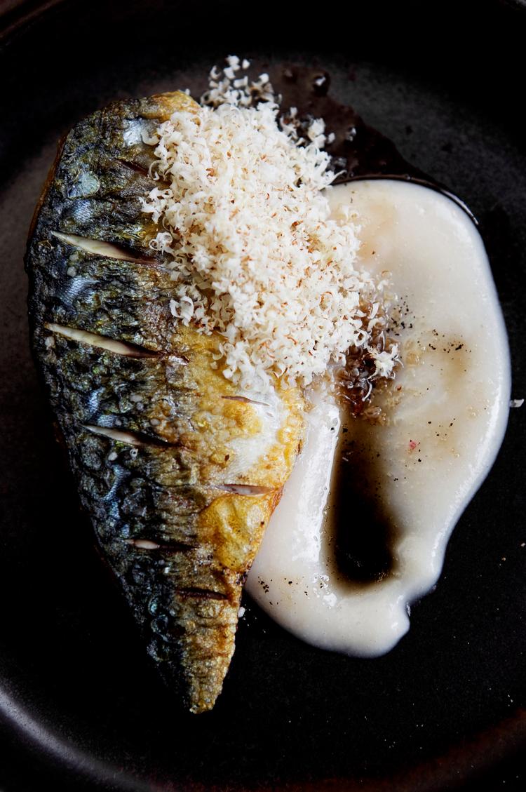 Makrel, der ristes af på panden, udvikler en nøddeagtig smag, som fungerer utroligt godt med mandler, det brunede smør og de purerede hvide bønner. Bønnerne må gerne være helt udkogte, når de skal pureres. Foto: Jacob Ehrbahn