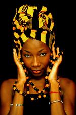Hun var fuldstændig forrygende, Fatoumata Diawara, da hun betog et pakket DR Koncerthuset.  Foto: Serena Auroras.