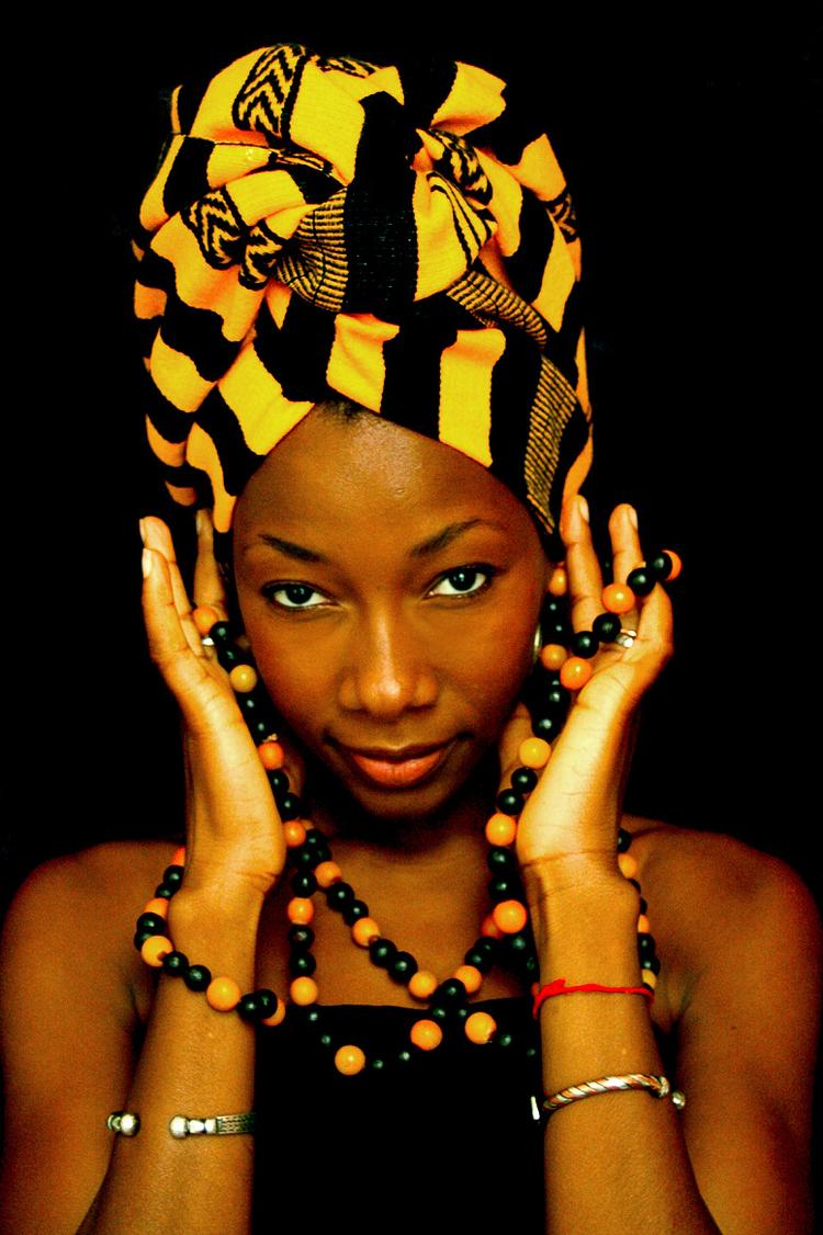 Hun var fuldstændig forrygende, Fatoumata Diawara, da hun betog et pakket DR Koncerthuset.  Foto: Serena Auroras.