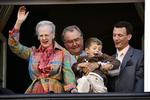 Dronning Margrethe fylder 67 og fejres traditionen tro på Amalienborg Slotsplads. På balkonen ses også Prins Henrik, Prins Joachim og Prins Felix. 