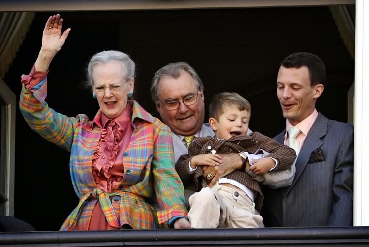 Dronning Margrethe fylder 67 og fejres traditionen tro på Amalienborg Slotsplads. På balkonen ses også Prins Henrik, Prins Joachim og Prins Felix. 