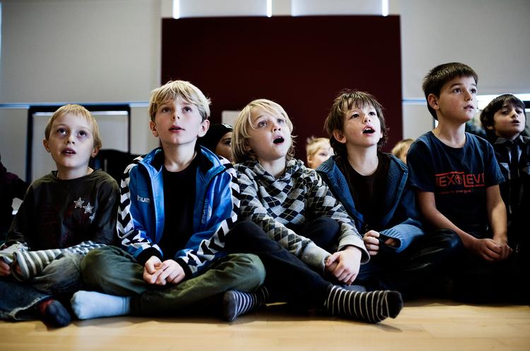 Læring. »Nogle gange gider man ikke rigtig have musik, men når så Bjarne går i gang, så gider man godt«, siger 8-årige Hector med blå striktrøje. Ditte Valente