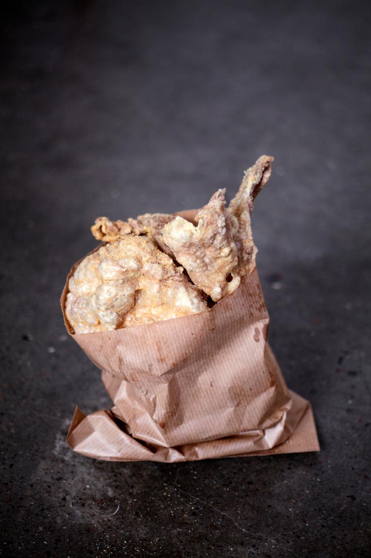 FLÆSKESVÆR DE LUXE. Griseører består næsten kun af collagen, der i  tørret og friteret form bliver sprødt. En pakke griseører gør glad eller forarget, men er uanset hvad en sjov gave. Foto: Morten Langkilde 