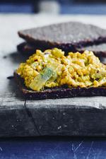 Spicy karrysild med æble og bladselleri. Se opskriften i kolonnen til højre. 