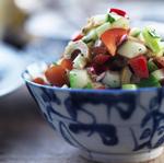 NEM AT SPISE. Salat i små terninger gør, at alle smage blandes i munden, og salaten kræver ikke så meget tyggearbejde. Bladselleri er et must, men kun lidt og helt fintsnittet. COLUMBUS LETH