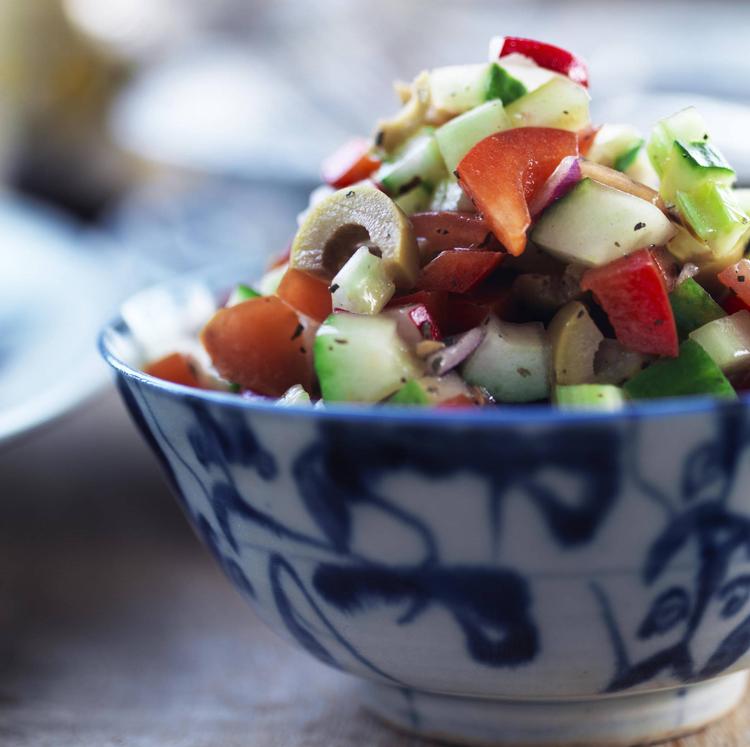 NEM AT SPISE. Salat i små terninger gør, at alle smage blandes i munden, og salaten kræver ikke så meget tyggearbejde. Bladselleri er et must, men kun lidt og helt fintsnittet. COLUMBUS LETH