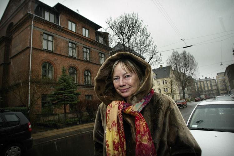 Radiostemmen Tine Bryld foran sit barndomshjem på Ingemannsvej på Frederiksberg. 