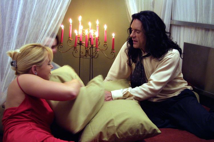 Manden med de mørke lokker  erTommy  Wiseau - instruktør, hovedrolleindehaver, producer og  distributør af en af verdens dårligste film, trekantsdramaet 'The Room'. PR-foto