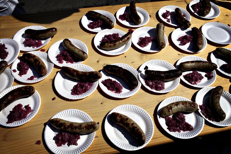 Medister i lange baner. Mange var mødt op for at nyde de veltilberedte medisterpølser, Politiken og Dansk Medisterforening stegte med stor omhu på Rådhuspladsen i onsdags. PER FOLKVER/POLFOTO