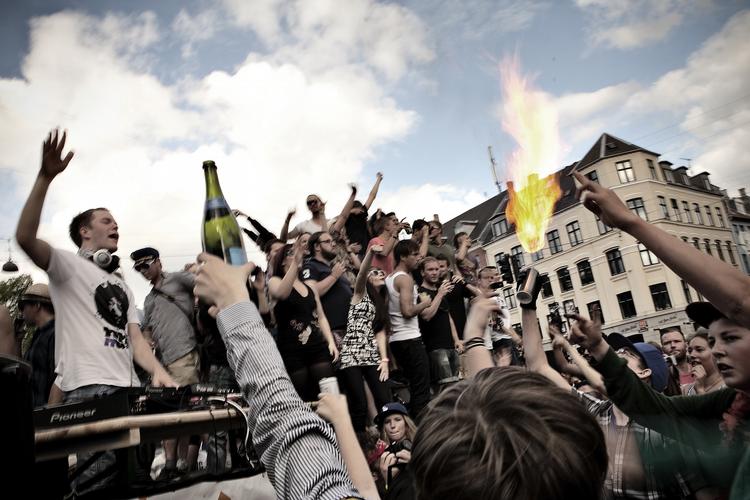 Distortion fejrer, at Knippelsbro i København fylder 80 med en ekstra gadefest og et minuts stilhed for Djuna Barnes.  