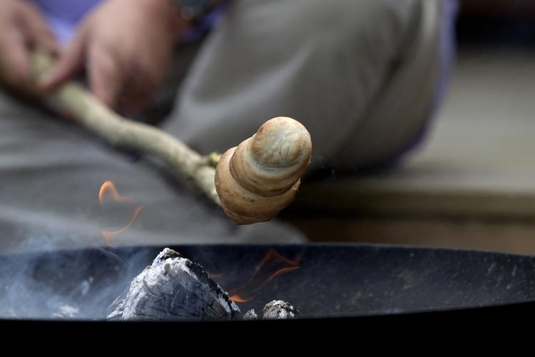 Bålmad. Tålmodighed er den største dyd, når der skal bages snobrød. FINN FRANDSEN/POLFOTO