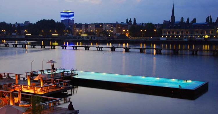 SVALENDE. Tag en dukkert i Berlins Badeschiff på floden Spree. Badeschiff / Arena Berlin