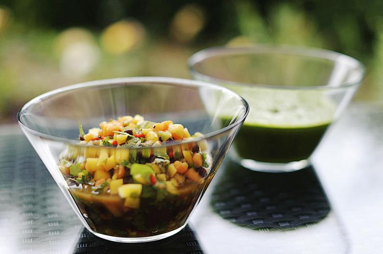 farvestrålende. De eksotiske frugter er skåret i helt små tern til jamaicasalsaen. Den grønne chimichurri bagved er blendet. Flemming Lyng