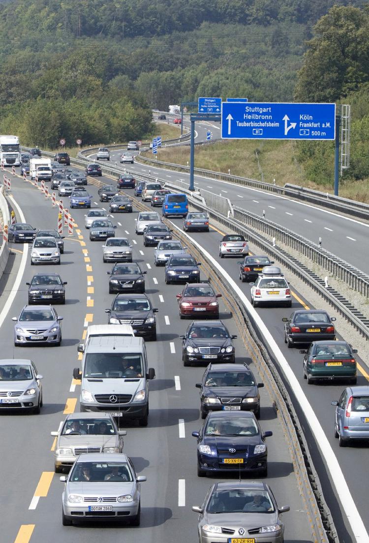 Trængsel. Der er udsigt til voldsom trafik på de tyske motorveje i weekenden. Lange køer må derfor forudses. Martin Leissl/Adac/Martin Leissl