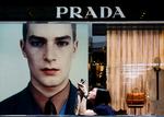 Det italienske modehus Prada anklages for at have brugt racistiske figurer i et juleudstillingsvindue.  Arkivfoto Kin Cheung/AP