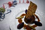 Hovedretten. Anret en 'oksehalekrebinet' på hver tallerken, pynt med urtecroustillant, og server med kartoffelpure, bagte skalotteløg og sauce. MARIA FONFARA/POLFOTO-POLITIKEN