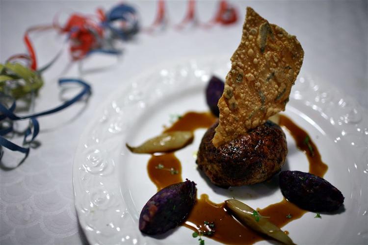 Hovedretten. Anret en 'oksehalekrebinet' på hver tallerken, pynt med urtecroustillant, og server med kartoffelpure, bagte skalotteløg og sauce. MARIA FONFARA/POLFOTO-POLITIKEN