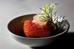 Nordisk gastronomi. Smag kokkenes udgaver af traditionelle nordiske retter på Nordic Taste i Kødbyen eller prøv selv kræfter med lettere versioner af opskrifterne i eget hjem. Her er det varmrøget laks fra Skanör Fiskrögeri. 