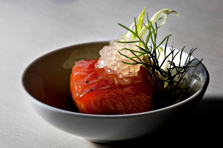 Nordisk gastronomi. Smag kokkenes udgaver af traditionelle nordiske retter på Nordic Taste i Kødbyen eller prøv selv kræfter med lettere versioner af opskrifterne i eget hjem. Her er det varmrøget laks fra Skanör Fiskrögeri. 