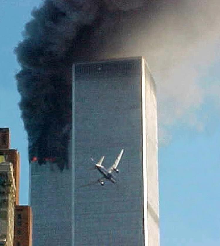 United Airlines Flight 175 nærmer sig det sydlige tårn. 