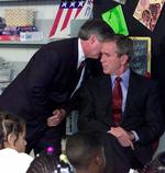 USAs præsident George W. Bush modtager nyheden om angrebet mod World Trade Center. Det sker midt i et besøg på Emma E. Booker Elementary School i Florida. 