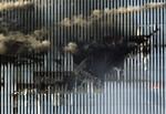 Imens har Flight 11 efterladt et enormt hul i det nordlige tårn. 