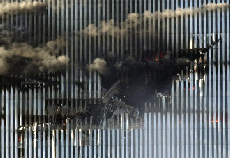 Imens har Flight 11 efterladt et enormt hul i det nordlige tårn. 