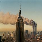 Det rygende World Trade Center bag Empire State Building. 