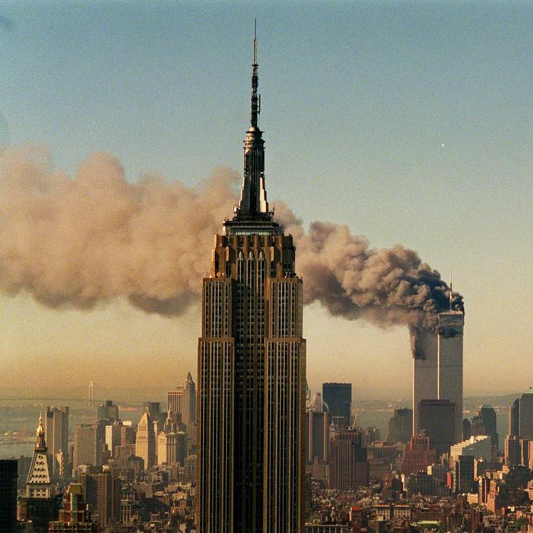Det rygende World Trade Center bag Empire State Building. 