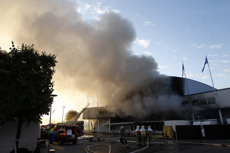 Frederiksberg Brandvæsen står for bekæmpelsen af branden. 