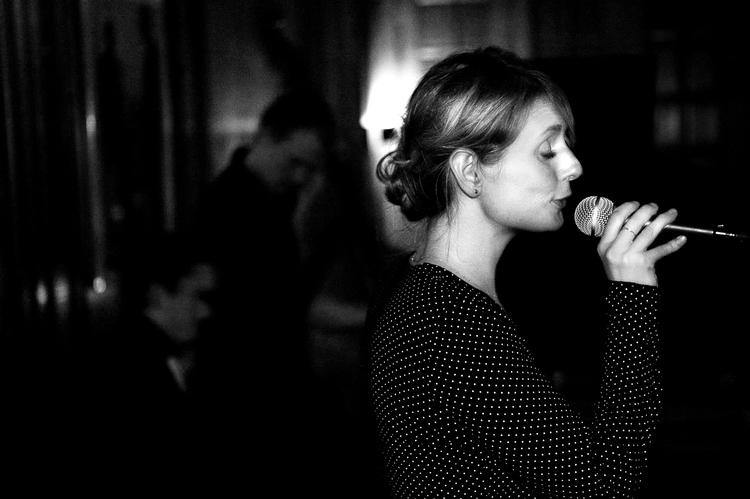 Cathrine Legardh hylder med sin seneste udgivelse både den svenske vokal-legende Monica Zetterlund og sine egne skandinaviske rødder.  Foto: Anne Mie Dreves