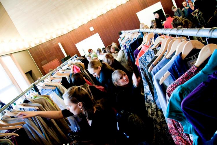 Hos Røde Kors på Blegdamsvej kan man finde mulige julegavefund og støtte et godt formål samtidig onsdag & torsdag d. 6-7 december.  